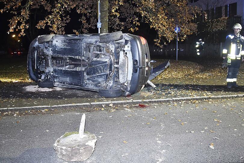 Der VW kam von der Straße ab und landete auf der Seite.