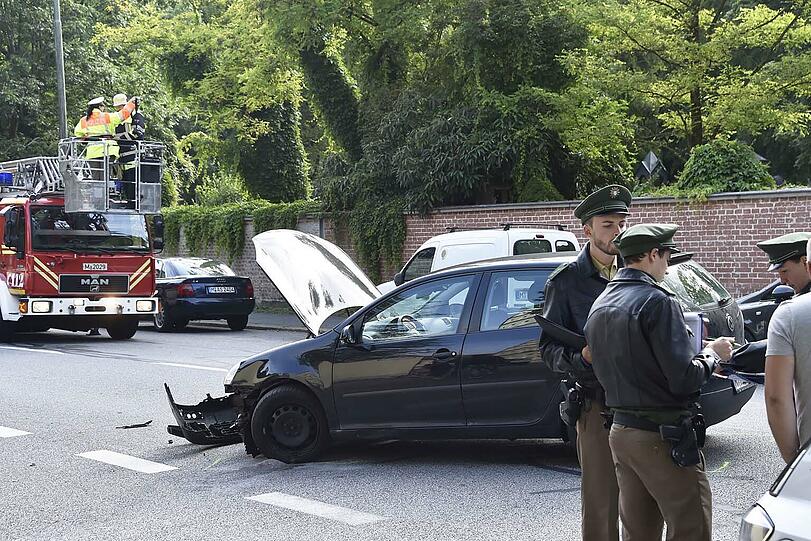 Die Feuerwehr musste das Dach des Mercedes abschneiden, um die Schwerverletzte rauszuholen.