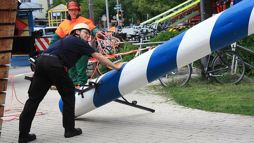 Weg ist der Maibaum in Thalkirchen: Klicken Sie sich durch die Bilder des Feuerwehreinsatzes.