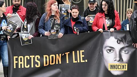 Fans protestieren gegen die Austrahlung der Dokumentation "Leaving Neverland" in Köln.