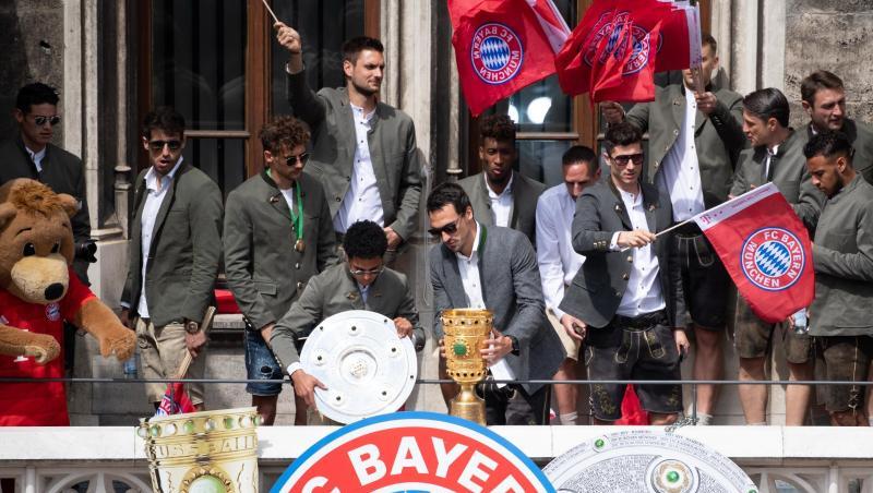 Bayern-Spieler auf dem Balkon des Rathauses am Marienplatz mit der Meisterschale und dem DFB-Pokal.