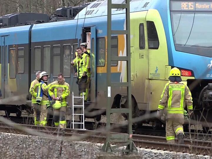 Ein Regional-Express bei Rheine. Der Zug musste halten und wurde geräumt, nachdem umgestürzte Bäume die Strecke zwischen Rheine und Salzbergen blockiert hatten.