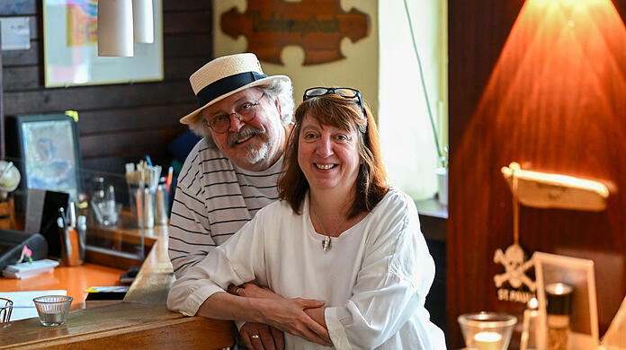 Harry und Karin Drews führen ihre nordische Kneipe mit ganz viel Herzblut und haben am Tresen immer ein offenes Ohr für ihre Gäste.