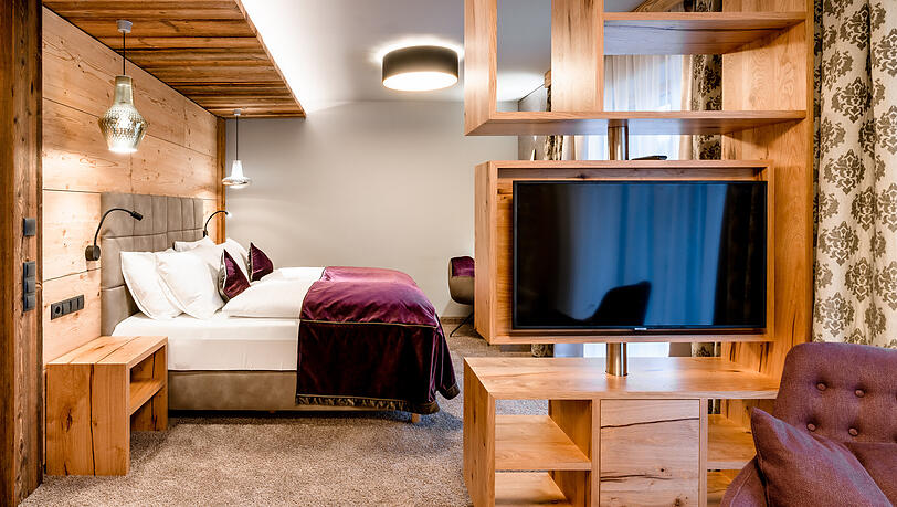 Alle Zimmer und Suiten sind mit viel Holz, Naturmaterialien und Liebe zum Detail eingerichtet. Warme Töne und alpiner Stil bestimmen das Design .