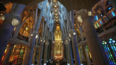 Der Innenraum der Sagrada Fam&iacute;lia ist riesig. Das Hauptschiff ist 45 Meter hoch und damit noch etwas h&ouml;her als der Innenraum des K&ouml;lner Doms.
