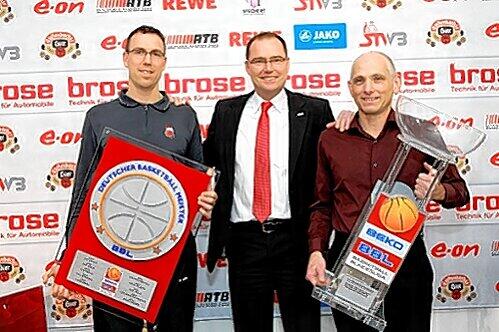 Bamberger Erfolgsgespann mit Trophäen-Sammlung: Cheftrainer Chris Fleming, Brose-Geschäftsführer Matthias Drewniok und Manager Wolfgang Heyder (von links).