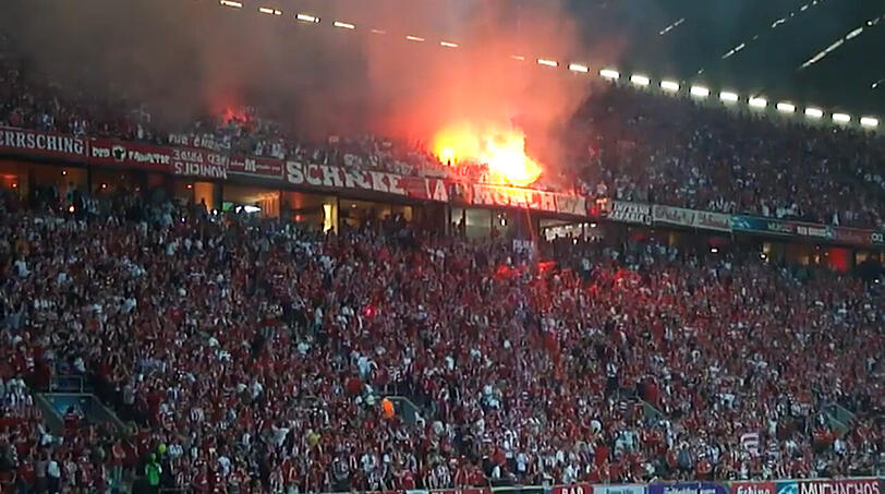 Gefährliche Feuerdusche für die Bayern-Fans: Aus dem Fanblock stürzen während des Champions-League-Finales Funken von Bengalos.