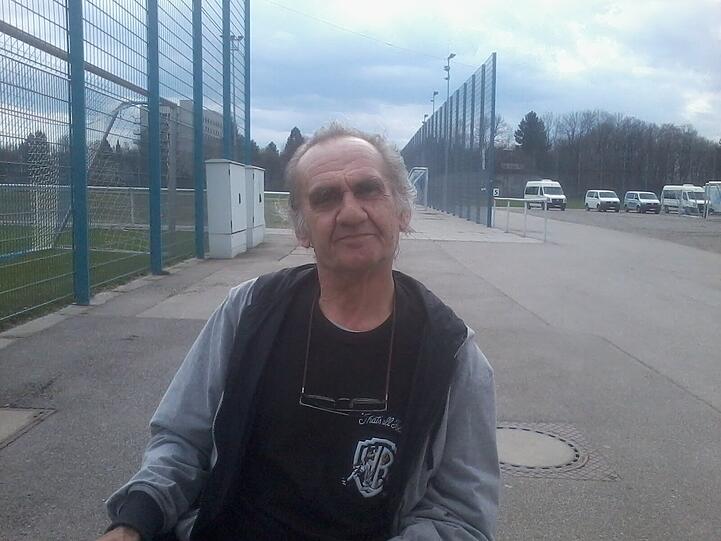 "Die Spieler sind doch gar nicht so schlecht, aber wenn im Vorstand nichts funktioniert, dann kanns auch nicht richtig laufen. Da muss mal aufgeräumt werden. Der Trainer  und Sportdirektor passen aber - die haben wenigstens Ahnung." Roland Fels (59)