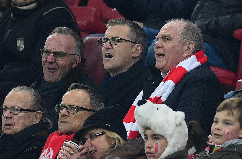 In Mainz auf der Tribüne (v.l.): Der Vorstandsvorsitzende Karl-Heinz Rummenigge, Finanzvorstand Jan-Christian Dreesen und Präsident Uli Hoeneß.