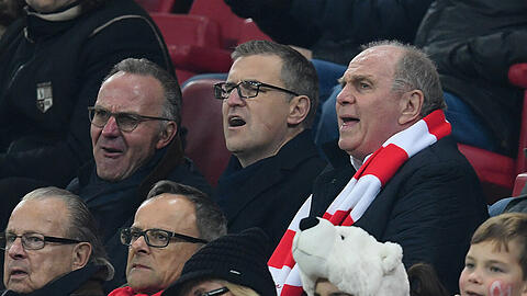 In Mainz auf der Tribüne (v.l.): Der Vorstandsvorsitzende Karl-Heinz Rummenigge, Finanzvorstand Jan-Christian Dreesen und Präsident Uli Hoeneß.