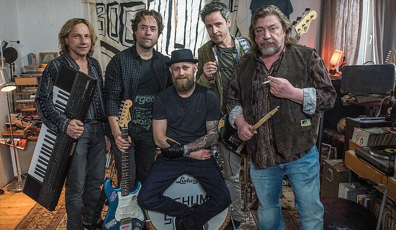 Was für eine illustre Truppe: "Bochums Steine" nennt sich die fiktive Band, bestehend aus (von links) Thomas (Richy Müller), Rainer (Jan Josef Liefers), Ole (Jürgen Vogel), Konni (Matthias Bundschuh) und Bulle (Armin Rohde), die in "So viel Zeit" in den Mittelpunkt rückt.