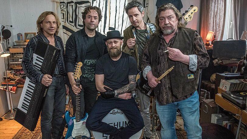 Was für eine illustre Truppe: "Bochums Steine" nennt sich die fiktive Band, bestehend aus (von links) Thomas (Richy Müller), Rainer (Jan Josef Liefers), Ole (Jürgen Vogel), Konni (Matthias Bundschuh) und Bulle (Armin Rohde), die in "So viel Zeit" in den Mittelpunkt rückt.