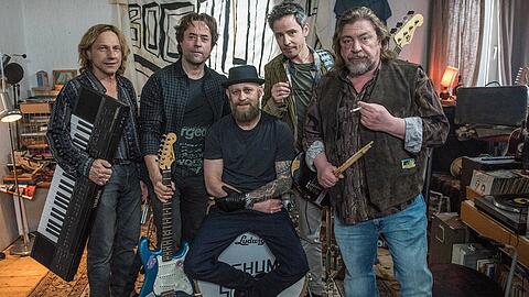 Was für eine illustre Truppe: "Bochums Steine" nennt sich die fiktive Band, bestehend aus (von links) Thomas (Richy Müller), Rainer (Jan Josef Liefers), Ole (Jürgen Vogel), Konni (Matthias Bundschuh) und Bulle (Armin Rohde), die in "So viel Zeit" in den Mittelpunkt rückt.