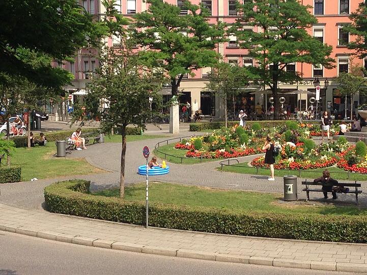 Am Montagnachmittag veranstaltete diese Münchnerin eine kleine Planschbecken-Party am Gärtnerplatz.
