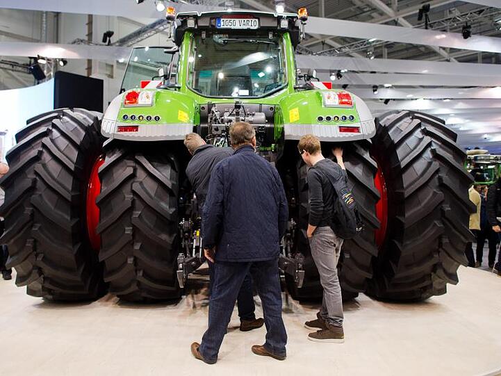 Ein großer Traktor mit vier Hinterrädern steht am Stand der Firma Fendt. Foto: Julian Stratenschulte/Archiv