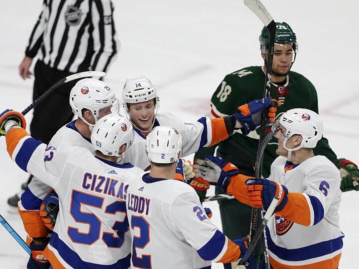 Tom Kühnhackl (Nr. 14) feierte mit den New York Islanders einen Auswärtssieg.
