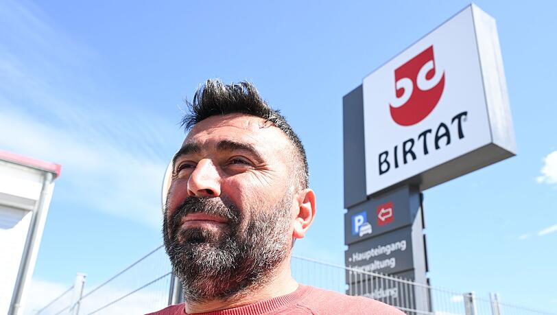 Muzayfe Doganer, Vorsitzender des Betriebsrats beim Dönerspieß-Hersteller Birtat freut sich über den Tarifabschluss. (Foto aktuell)