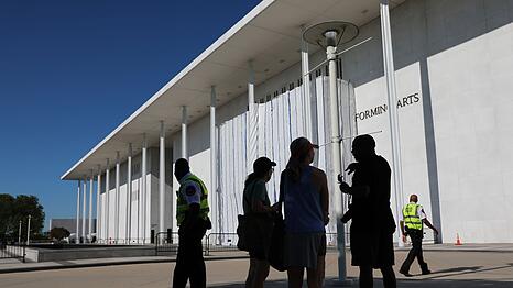 Das Kennedy Center informiert in Gerichtsdokumenten dar&uuml;ber, dass Trumps Name von seiner Fassade entfernt worden ist.