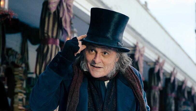 Johnny Depp ist in der Rolle des Ebenezer Scrooge nur schwer wiederzuerkennen.