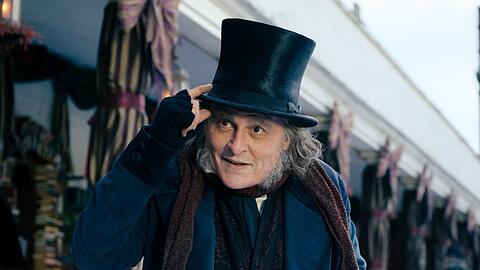 Johnny Depp ist in der Rolle des Ebenezer Scrooge nur schwer wiederzuerkennen.