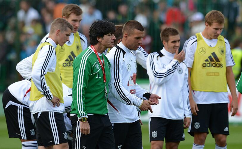 "Dankeschön, Polen" und "Gefällt mir" auf Polnisch - mit 11.000 Fans gerät das erste DFB-Training in Polen zum herzlichen Willkommensfest - und zur Geburtstagsparty für Lukas Podolski.