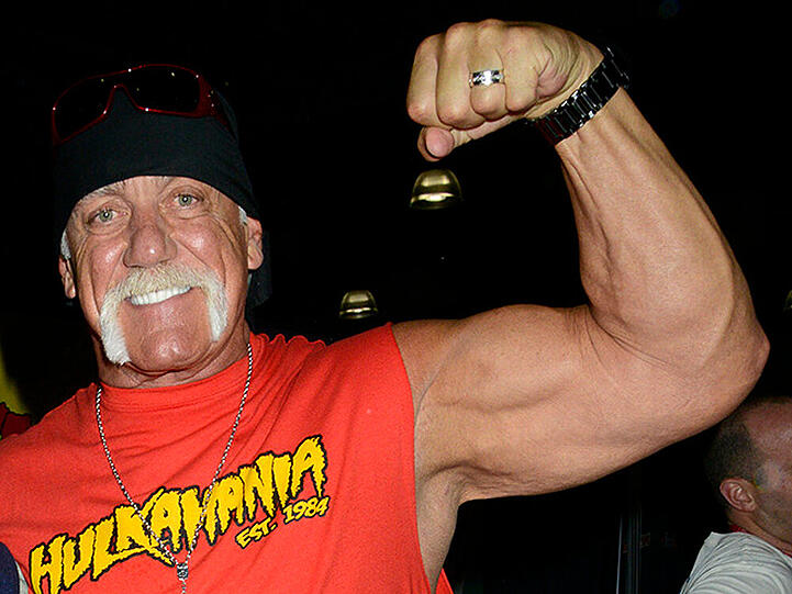 Hulk Hogan zeigt auf der ComiCon seine Muskeln