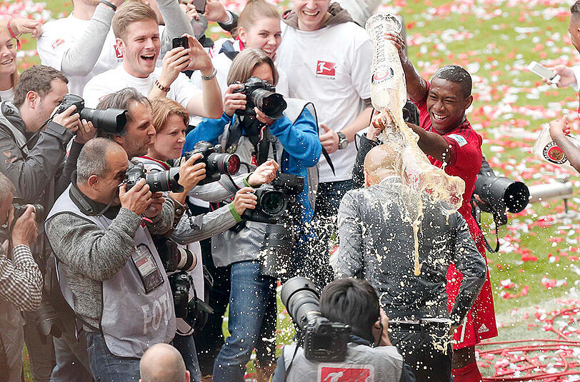 Konfetti, Bierduschen und Meisterschale: Die besten Bilder von der Bayern-Party aus der Allianz Arena!