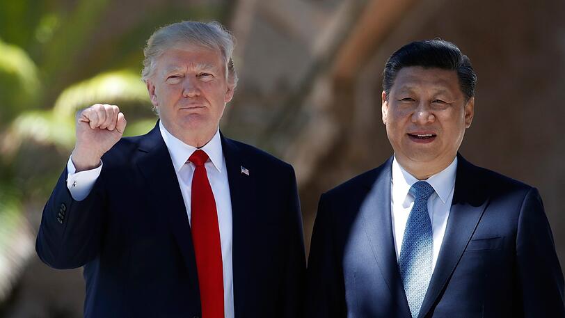 07.04.2017, USA, Palm Beach: Donald Trump, Präsident der USA, und Chinas Staatschef Xi Jinping gehen spazieren nach einem bilateralen Treffen in Trumps Domizil Mar-a-Lago in Palm Beach (USA).