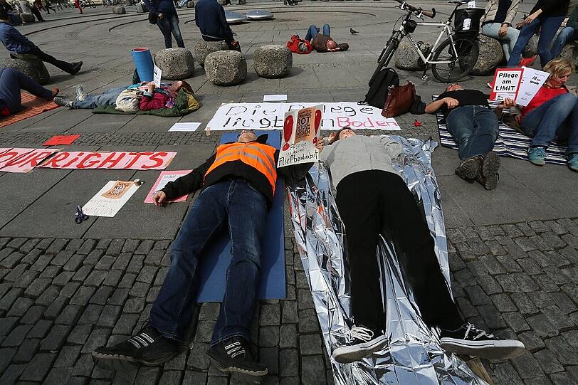 Wut bei den Münchner Pflegenden: Aus Protest legten sie sich an den Stachus. Die Bilder vom Protest-Liegen...