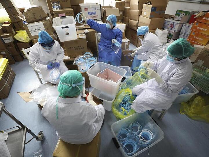 Krankenschwestern montieren Gesichtsmasken für Infizierte.