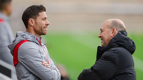 Leverkusens Trainer Xabi Alonso (l) und Fernando Carro, Vorsitzender der Geschäftsführung, unterhalten sich.