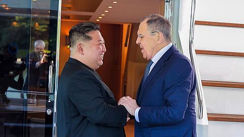Herzliche Stimmung beim Treffen zwischen Kim und Lawrow.