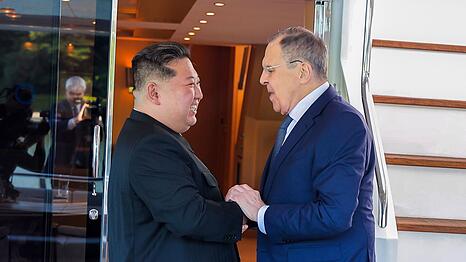 Herzliche Stimmung beim Treffen zwischen Kim und Lawrow.