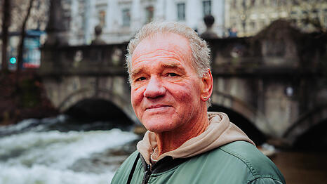 Zwei Jahre war Walter Strasser nicht am Eisbach. Als er das unsurfbare Weißwasser sieht, kommen ihm fast die Tränen.