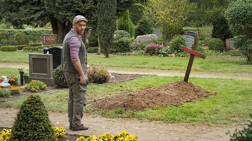 In jedem Film hat Mehmet (Cem-Ali G&uuml;ltekin) einen anderen Job. Diesmal arbeitet er als Friedhofsg&auml;rtner und macht wieder einmal einen Fund, der f&uuml;r Aufsehen sorgt.