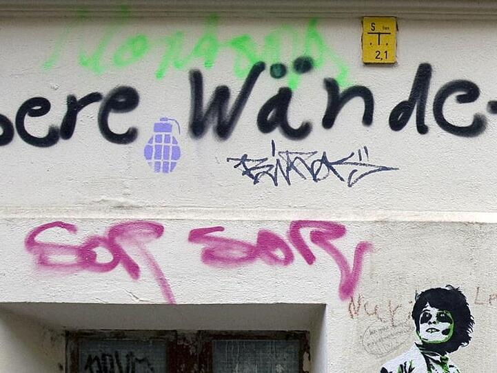 Kann auch Kunst sein, ist oft aber einfach nur hässlich: Graffiti an einer Hauswand (Symbolfoto).