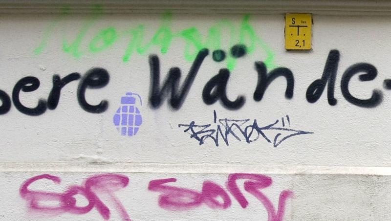 Kann auch Kunst sein, ist oft aber einfach nur hässlich: Graffiti an einer Hauswand (Symbolfoto).