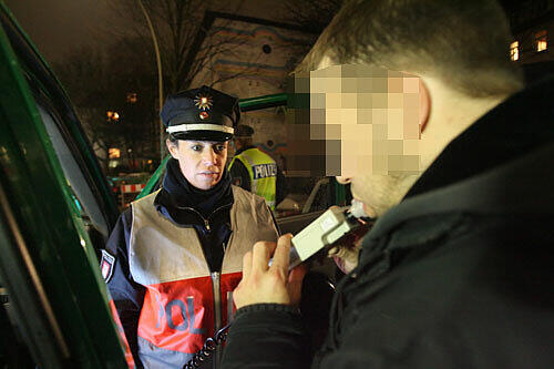 Er wurde von einer Polizeistreife kontrolliert, die bei dem 42-Jährigen eine deutliche Alkoholfahne feststellte. (Symbolbild)