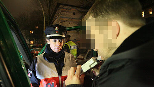 Er wurde von einer Polizeistreife kontrolliert, die bei dem 42-Jährigen eine deutliche Alkoholfahne feststellte. (Symbolbild) Er wurde von einer Polizeistreife kontrolliert, die bei dem 42-Jährigen eine deutliche Alkoholfahne feststellte. (Symbolbild)