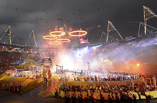 Die Feuerwerke funkelten, die Show faszinierte und ganz London war in Aufruhr: Am Freitagabend wurden die Olympischen Spiele 2012 mit viel Bombast eröffnet.