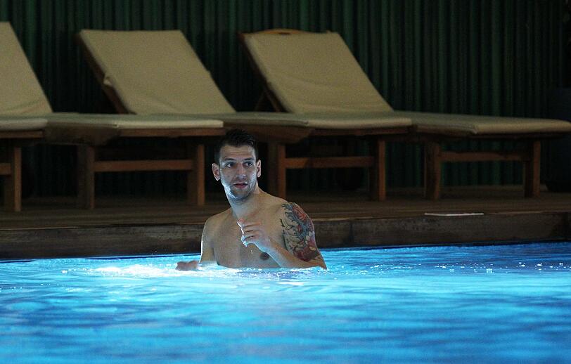 Die Sechzger plantschen in Belek im Pool.