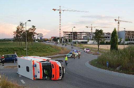 Der umgekippte Rettungswagen liegt in einem Kreisverkehr in Garching.