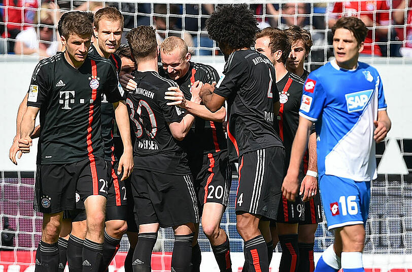 Die Bayern bejubeln das 1:0 durch Sebastian Rode.