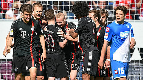 Die Bayern bejubeln das 1:0 durch Sebastian Rode.