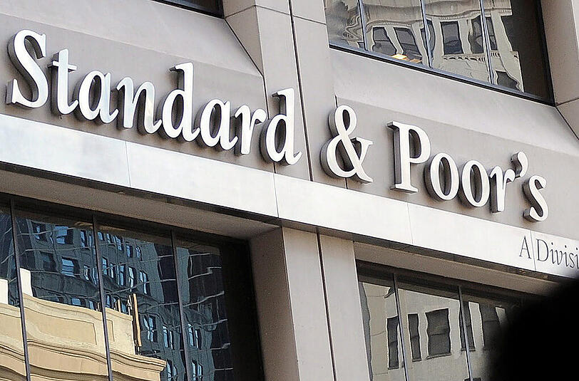 S&P begründet seine Drohung unter anderem mit dem auf EU-Kommissionschef Jean-Claude Juncker zurückgehenden Investitionsprogramm Efsi.