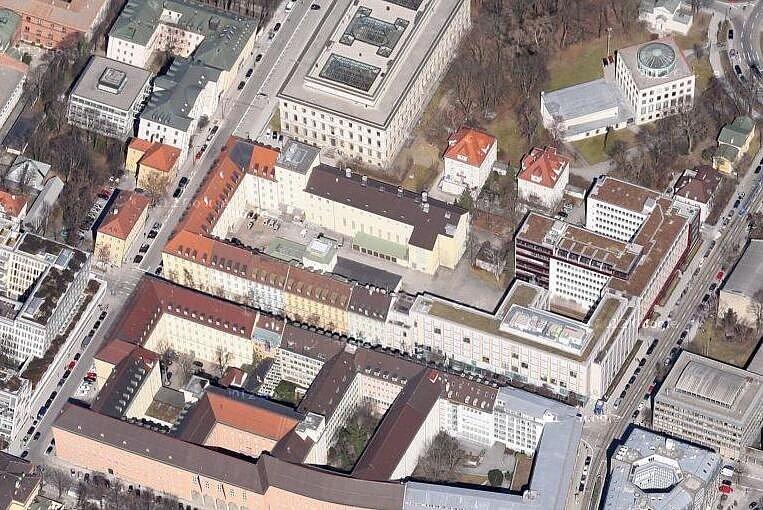 Blick von oben auf das Areal mit dem alten Heizkraftwerk - dabei handelt es sich um den kleineren Bau mit dem grünlichen Dach in der Mitte - umgeben von den großen Häusern, links davon zieht sich die Katharina-von-Bora-Straße.