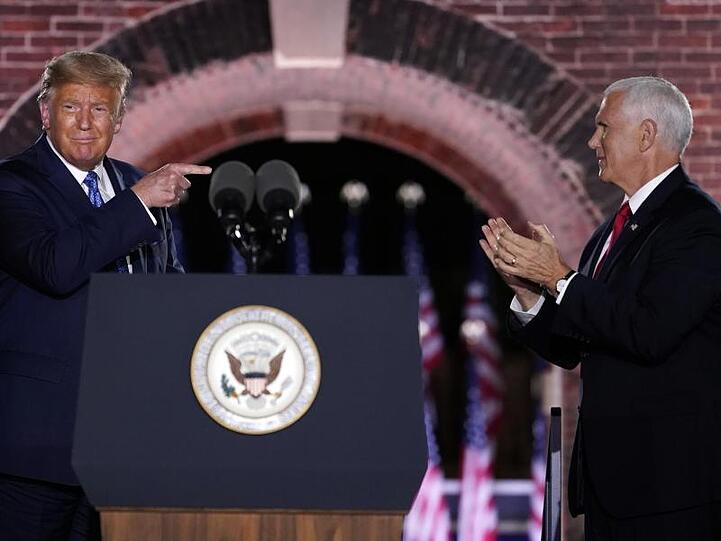US-Präsident Donald Trump und sein Vize Mike Pence (r) stehen gemeinsam auf der Bühne im Fort McHenry bei Baltimore.