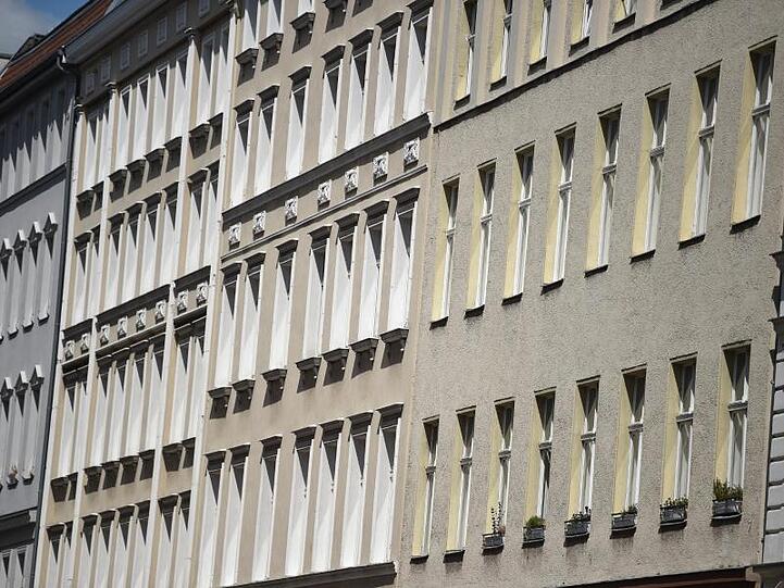 Die finanzielle Belastung durch Mieten steigt - vor allem in vielen Großstädten.