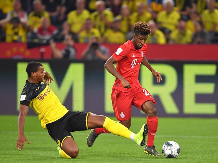 Dortmunds Manuel Akanji (l) und Bayerns Kingsley Coman kämpfen um den Ball.