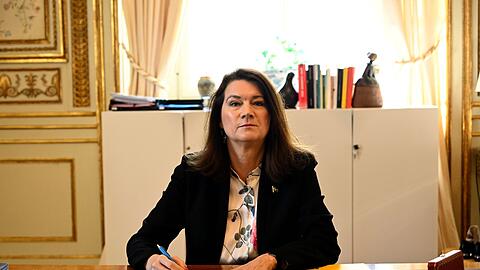 Historischer Moment: Die schwedische Außenministerin Ann Linde unterzeichnet den Antrag auf eine Nato-Mitgliedschaft.